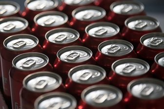 Wenn pfandfreie Dosen zu einem Ärgernis werden - Einwegverpackungen ohne Pfand findet man meist dann, wenn sie aus dem Ausland importiert wurden. Händlern, die solche Dosen in Deutschland verkaufen, droht bis zu 100.000 Euro Bußgeld. 