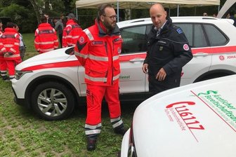 Wenn Praxen nicht mehr erreichbar sind: Freiberger Johanniter fahren Bereitschaftsärzte - Dirk Roscher (vorn, von rechts) vom Regionalvorstand der Johanniter-Unfall-Hilfe im Gespräch mit Eric Böhnert, der die Dienststelle an der Dammstraße 42 in Freiberg leitet.