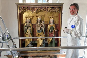Wenn Restauratoren staunen: 500 Jahre alter Flügelaltar in der Kirche Burkersdorf gibt gleich zwei Geheimnisse preis - Lena Spaniol, Studentin im Bereich Restaurierung an der HfBK in Dresden, reinigt derzeit in akribischer Arbeit die Teile des Burkersdorfer Flügelaltars.