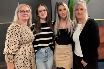 Wenn Roland Kaiser ruft, dann kommen die Fans in Freiberg: „Manchmal möchte ich schon mit dir“ - Agnieszka, Lotte, Michelle und Manja (v.l.) waren im Freiberger Kinopolis begeistert vom Roland-Kaiser-Film.