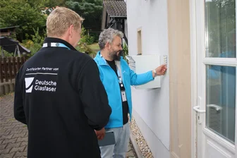 Wenn‘s an der Haustür klingelt: Wie seriös sind die Vertriebsleute der Glasfaser-Firmen in Zwickau? - Andreas Zavadil (l.) und Emir Kuzelj, Vertriebsleute der Firma Deutsche Glasfaser, auf Klingeltour in Planitz.