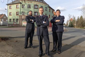 Wenn’s auf der Zwickauer B 93 knallt, sind sie zur Stelle: Crossener Feuerwehr nach Rücktritt im Umbruch - Andreas Schwarz (Mitte, 39) wurde am Samstag zum neuen Chef der Freiwilligen Feuerwehr Crossen gewählt. Sein Stellvertreter sind William Kaden (links, 24) und Hendrik Müller (41).