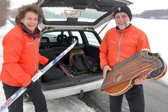 „Wenn’s draußen wieder schneit“: Freiberger Duo Zitherklang singt und musiziert im Winterclip - Birgit Weber und Tobias Duteloff vom Freiberger Duo Zitherklang „besangen“ die Silberstadtloipe.