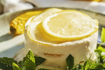 Wenn's heiß wird: Geeister Zitronenschmand mit Salzkaramell - Cool und aromatisch nicht nur bei Hitze: geeister Zitronenschmand mit Salzkaramell.