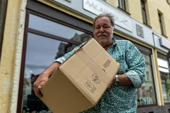 Wenn’s mal wieder länger dauert - Ärger um Paketzustellung in Falkenstein - Thomas Kerschon erhält als Selbstständiger große Mengen an Paketen. Mit einem Lieferdienst hat er jetzt Ärger.
