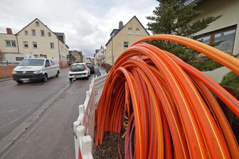 Wenn’s mal wieder länger dauert: Breitbandausbau der Telekom in Lichtenstein verzögert sich - 220 Kilometer Glasfaserkabel sollen in Lichtenstein verlegt werden, hier beim Start 2023 in Rödlitz.