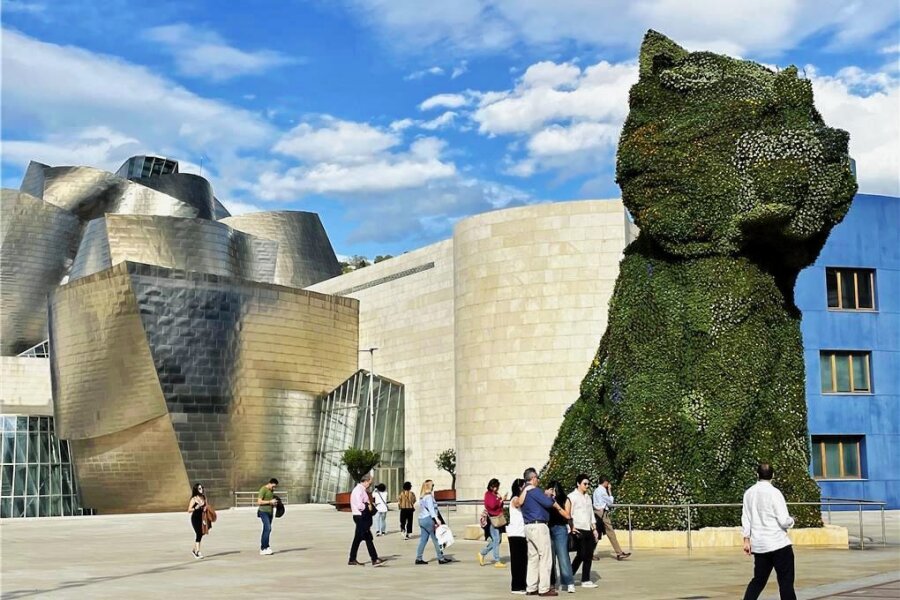 Wenn Sachsens Abgeordnete dienstlich ins Ausland reisen - Ein Ziel sächsischer Abgeordneter: das Guggenheim-Museum in Bilbao mit der «Puppy»-Skulptur von Jeff Koons.