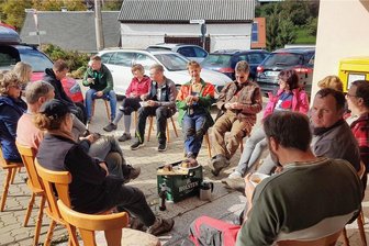 Wenn Schlegel zum Subbotnik ruft: Die Dorfbewohner packen an - Eine kleine Stärkung in großer Runde. Auch das gehört zum Subbotnik in Schlegel. Foto: Madlen Hammermüller-Teuchert/PF 