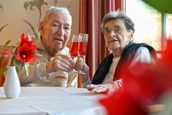 Wenn Senioren an Weihnachten denken: Herr Moron und sein Kaufmannsladen - Dieter Moron, der seit eineinhalb Jahren im Senioren- und Pflegezentrum Senvital lebt, und Ilse Sorber, die vor zwei Jahren hier einzog.