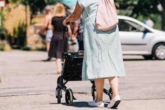 Wenn Senioren sich verlaufen: Was ein Pflegedienst Angehörigen in Westsachsen rät - Die Polizeidirektion Zwickau gibt an, dass Demenzkranke häufig aus Pflegeheimen verschwinden. In den meisten Fällen können diese jedoch schnell gefunden werden oder kommen selbstständig zurück.