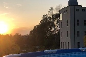 Wenn sich der Alltag wie Urlaub anfühlt - Vor Jahrzehnten sah das Schlafzimmer mit dem Panoramablick noch ganz anders aus. Sternwartenleiter Jochen Stier unterrichtete dort einst Zehntklässler aus fünf vogtländischen Schulen.