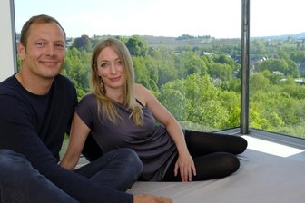 Wenn sich der Alltag wie Urlaub anfühlt - Wachen bald jeden Tag mit diesem Ausblick auf: Bianca Böttcher und Christoph Zöbisch im Schlafzimmer ihres neuen Zuhauses - die Aussicht aus dem Panoramafenster ist atemberaubend.
