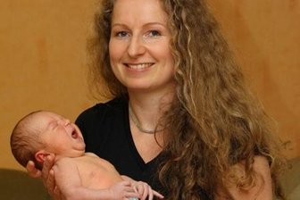 Lohnt es sich noch? Hebamme Romy Leuteritz mit Niklas, der vor einer Woche zur Welt kam.