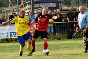 Wenn sich die Lok als ICE entpuppt - Die Leipziger ließen weder Sven Wagner (r.) noch seinen Mitspielern vom SV Lok Glauchau/Niederlungwitz viel Platz.