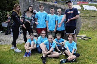 Wenn sich Weltcup-Starter und Rodel-Talente in Zwickau treffen - Den im Weltcup startenden Julia Taubitz, Melanie Fischer (Erste und Zweite von links) und Pascal Kunze (hinten rechts) ist es bei dem tollen Zwickauer Rodelnachwuchs mit Liron Raimer, Florian Tautenhahn, Marlon Berhold (hinten von links), Eddy Lein, Lotta Berhold, Franziska Zöllner, Adrian Tautenhahn und Anna Goldstein (sitzend von links) nicht bange um die Zukunft ihrer Sportart.