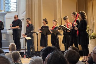 Wenn sogar die Wassergläser singen: Jazz-Chor „Voice Dance“ sorgt in Freiberg für musikalische Abkühlung - Beim Voice Dance Konzert in der Freiberger Nikolaikirche erzeugten auch wassergefüllte Gläser sphärische Klänge.