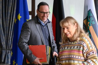 Wenn SPD-Minister auf ihr Abgeordnetenmandat im Landtag verzichten - oder auch nicht - Sachsens SPD-Kabinettsmitglieder: Wirtschaftsminister Dirk Panter neben Sozialministerin und Vizeministerpräsidentin Petra Köpping.