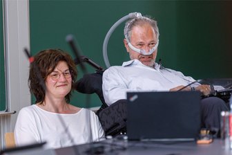 Wenn Streit ums Geld lebensbedrohlich wird - Dresdener Professor bangt um Intensivpflege - Ohne Beatmung hätte Professor Thomas Günther keine Überlebenschance.