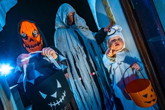 Wenn Süßes sauer aufstößt: Missverständnis um eine private Halloweenparty im Erzgebirge - Dario, Janne und Gregor (v. l.) werden am Freitagabend mit durch Forchheim ziehen.
