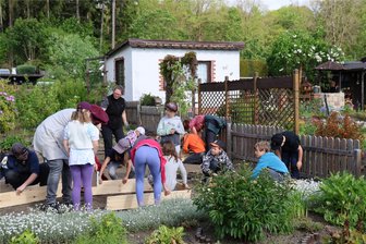 Wenn Unkraut jäten Freude auslöst - ungewöhnlicher Garten im Erzgebirge - Mit vollem Elan waren die Schüler der Klasse 2 b im Mega-Garten am Werk.