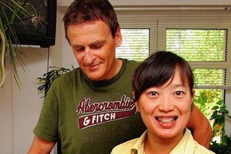 Wenn Vogtländer nach Taiwan schauen - 2009 lernte Yichi Jao aus Taiwan beim Klingenthaler Uwe Hartenhauer (hinten) Aufbau und Reparatur von Handzuginstrumenten und betrieb anschließend in der Hauptstadt Taipeh eine Reparaturwerkstatt. 