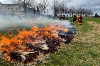 Wenn Wald und Wiesen brennen: Ist Mittelsachsen vorbereitet? - Im März 2024 wurden Feuerwehrleute am Depot im Rossauer Ortsteil Seifersbach geschult, wie Vegetationsbrände bekämpft werden können. Geübt wurden etwa Techniken mit Handwerkzeugen und mit Fahrzeugen. Der Rossauer Gemeindewehrleiter Steve Mucha ist Ausbilder in diesem Bereich und hat im Kreis schon mehrere Lehrgänge geleitet.