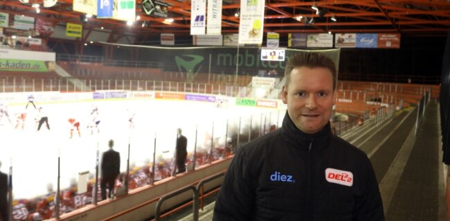 "Wenn wir Gehälter kürzen, würden wir Spieler verlieren" - René Rudorisch, Geschäftsführer der DEL2, war zum Spiel der Eispiraten Crimmitschau gegen Freiburg im Kunsteisstadion im Sahnpark zu Gast.