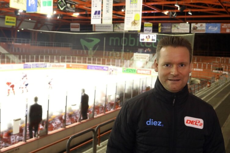 "Wenn wir Gehälter kürzen, würden wir Spieler verlieren" - René Rudorisch, Geschäftsführer der DEL2, war zum Spiel der Eispiraten Crimmitschau gegen Freiburg im Kunsteisstadion im Sahnpark zu Gast.