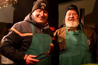 „Wenn wir nichts machen, findet nichts statt“: Neujahrsgrillen in Weigmannsdorf im Erzgebirge - Jan Uhlig und Steffen Barth sorgten am Grill für Bratwurst-Nachschub.