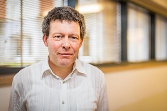 Wenn Worte fehlen: Chefarzt am Erzgebirgsklinikum klärt über Stimmprobleme auf - Dr. med. Gregor Hilger spricht bei der Gesundheitsakademie zum Thema Stimme.