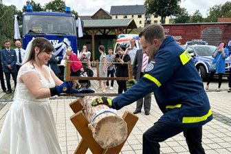 Wenn zur Hochzeit THW und DRK anrücken: Dieser Einsatz in Reichenbach geht dem Brautpaar unter die Haut - Liane und Matthias Möckel halten gerne an Traditionen fest - auch wenn dabei wie hier vor dem Gemeindezentrum in Oberheinsdorf der Schweiß fließt. Das Paar bewältigte auch diese Herausforderung mit Bravour, im Anschluss tobte die Party mit DJ und Co.
