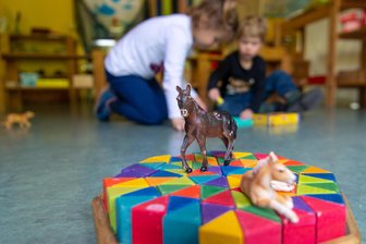 „Wer arbeiten geht, wird noch mehr bestraft“: Burgstädter Stadtrat beschließt umstrittene Erhöhung der Kita-Beiträge - Kindergartenalltag in einer Kita. Für den Kindergarten- und Hortbereich sollen in Burgstädt die Elternbeiträge steigen.