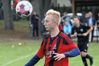 Wer behält im Abstiegskampf die Nerven? - Jeweils erst einen Saisonsieg haben Dennis Stepputat (links) mit seiner SG Jößnitz und Sören Trippner mit dem SV Kottengrün geholt.
