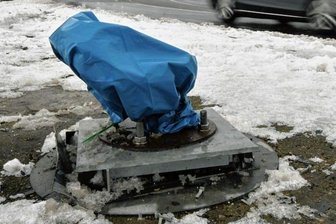 Wer bezahlt einen neuen Blitzer in Hohndorf? - Vom B 174-Blitzer ist nach einemUnfall nur noch ein Stumpf zu sehen.