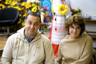 "Wer bleibt am Ende noch hier?" Warum ukrainische Geflüchtete in Chemnitz keine Arbeit finden - trotz hoher Qualifikation - In Charkiw waren Valeriia Zadniprovska und Hennadii Yarotski Großunternehmer. In Chemnitz kochen sie Essen in einer Erstaufnahmeeinrichtung.