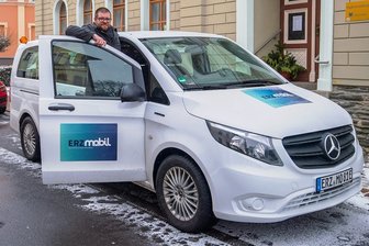 Wer braucht Uber? Erzgebirger können Fahrdienst per App rufen - Am Samstag kann erstmals das Erzmobil mit der dazugehörigen App gerufen werden. Martin Benedict ist der Projektleiter von Smart City Zwönitz, innerhalb das ÖPNV-Angebot entwickelt wurde.