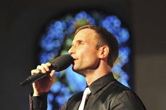 Wer darf das Licht sein? Ex-Adoro-Sänger sagt Konzert in Klingenthaler Kirche ab - Pfarrer will Song-Auswahl zensieren - Nico Müller bei einem seiner Doppelkonzerte in der Klingenthaler Rundkirche. Für viele Jahre schien das Repertoire des Musical-Sängers für die Kirche kein Problem gewesen zu sein.