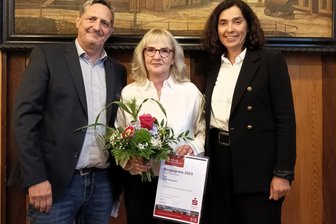 Wer den Neumarker Bürgerpreis bekommt - Sven Köpp, Preisträgerin Birgit Graupner und Annette Redmer, Sparkasse Reichenbach