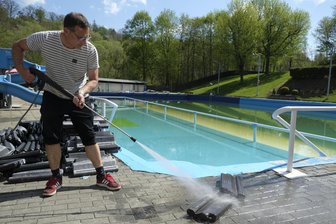 Wer den Reichenbacher Bürgerpreis erhalten hat - So kennt man Matthias Kolbe vom Mylauer Badverein. Er hat nun den Bürgerpreis entgegengenommen.