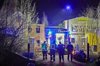 „Wer die Brachen betritt, begibt sich in Lebensgefahr“: Stadtwehrleiter Mike Wunderlich zur Brandserie in Glauchau - Polizei und Feuerwehr waren am Sonntagabend in der Brache an der Lungwitztalstraße in Glauchau.