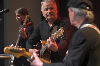 „Wer die Hoffnung tötet, ist ein Schweinehund“: MDR-Fernseharzt in Freiberg auf den Spuren von Wolf Biermann & Co. - Monika Herold, Thomas Rühmann und Jürgen Ehle begaben sich auf die musikalischen Spuren des US-Liedermachers Sixto Rodriguez.