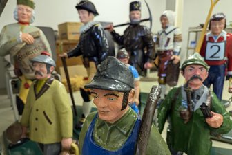 Wer die neuen Figuren für Deutschlands höchstgelegene Ortspyramide schnitzt - Vor 50 Jahre haben Schnitzer aus Ehrenfriedersdorf die Figuren für die Oberwiesenthaler Ortspyramide angefertigt.