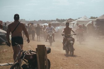 „Wer einen Hitlergruß zeigt, fliegt raus“ – das soll sich beim Simson-Treffen in Zwickau ändern - Das Simson-Treffen in Zwickau ist der zentrale Anlaufpunkt junger Zweitakt-Fans der Region. Im vergangenen Jahr kam es dort zu Ausschreitungen.
