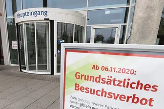 Wer entscheidet über ein Besuchsverbot in Krankenhäusern? - Klare Ansage: Bereits im November 2020 hatten Krankenhäuser Besuchern den Zutritt untersagt - nun schon wieder.