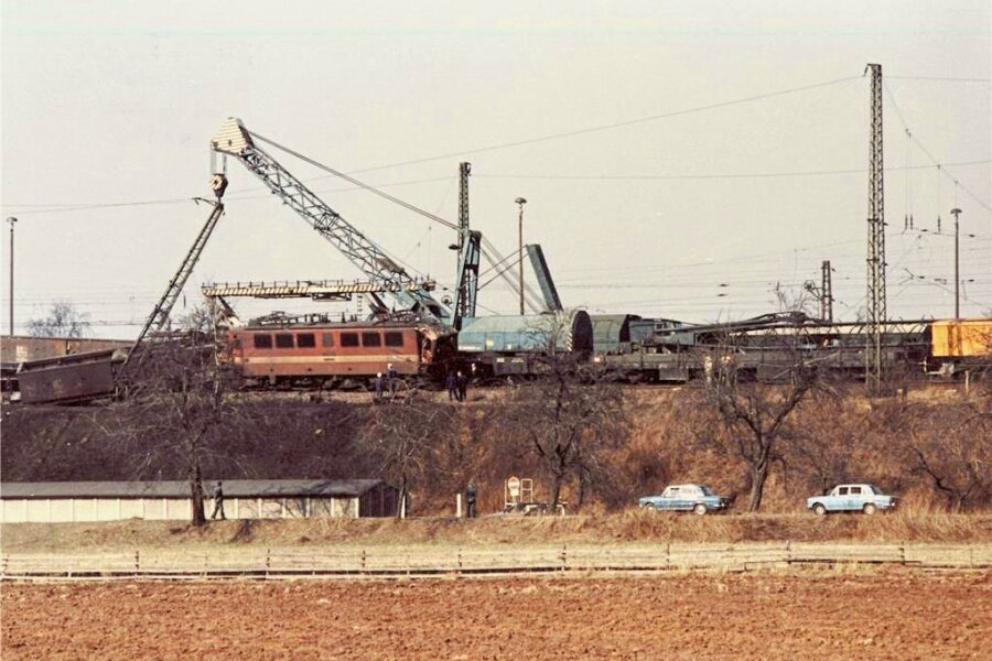 Wer erinnert sich noch an diesen verheerenden Unfall in Glauchau? - Dieses Bild auf dem Bahndamm bei Reinholdshain bot sich dem Hobbyfotografen Dieter Unger im März 1986.