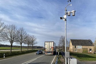 Wer filmt denn da bei Neumark? Kamera an der B 173 lässt Autofahrer rätseln - Blick von Neumark nach Reichenbach. An der täglich von Tausenden befahrenen B 173 sorgt seit ein paar Tagen diese Kamera für erhöhte Aufmerksamkeit und kritische Fragen: Ein neuer Blitzer? Wer filmt dort? Ist das erlaubt? Was passiert mit den Aufnahmen? Doch an der Anlage findet sich keine Info - auch kein QR-Code klärt auf.