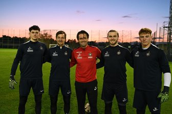 Wer folgt eines Tages auf Männel? Aue-Torwarttrainer Berneanou macht sich keine Sorgen - Die Torhüter des FCE sind ein eingespieltes Team: Louis Lord, Martin Männel, Trainer Georgios Berneanou, Tim Kips und Max Uhlig (von links nach rechts).