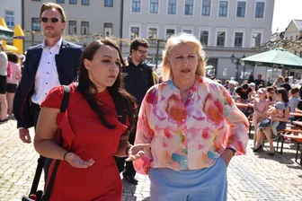 Wer führt künftig die SPD Vogtland? - Ein Bild aus Wahlkampfzeiten: Saskia Feustel war in Oelsnitz mit Sozialministerin Petra Köpping unterwegs. Jetzt will sich Feustel zu Kreisverbandschefin der SPD wählen lassen.