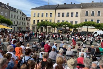 Wer füllt denn da am Montagabend den Oelsnitzer Markt? - Die Northampton Pipe Band sorgte am Montagabend für regen Besuch auf dem Oelsnitzer Marktplatz.
