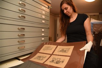 Wer hat Angst vor Regine Heinecke? - Tina Reitz, Leiterin der Museen Schloss Voigtsberg in Oelsnitz, mit Werken der Kinderbuchillustratorin Regine Heinecke (1936 bis 2019). Die Dauerschau Illusorium zu ihrem Lebenswerk besteht seit zehn Jahren.